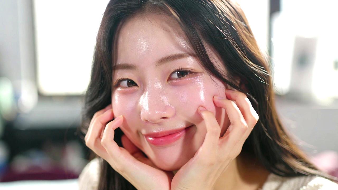 フェイスマスクで集中保湿ケアを行う女性のイメージ