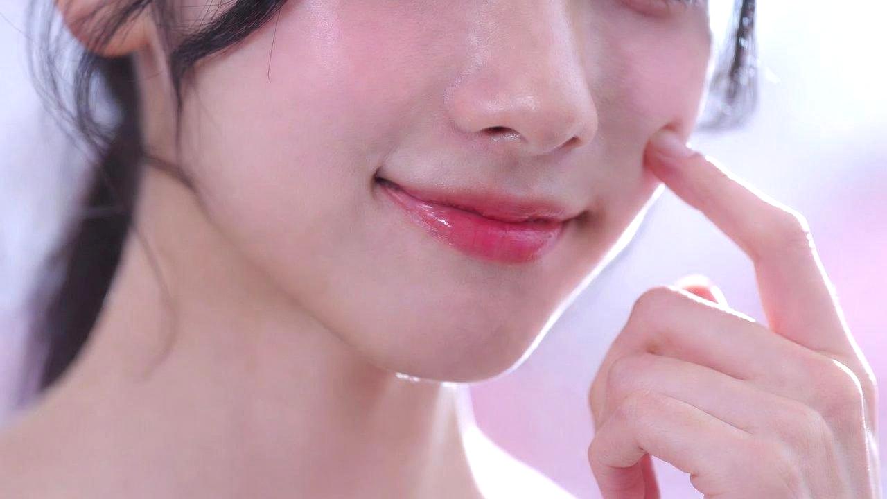 目元をこすらず優しくケアする女性の手元のクローズアップ