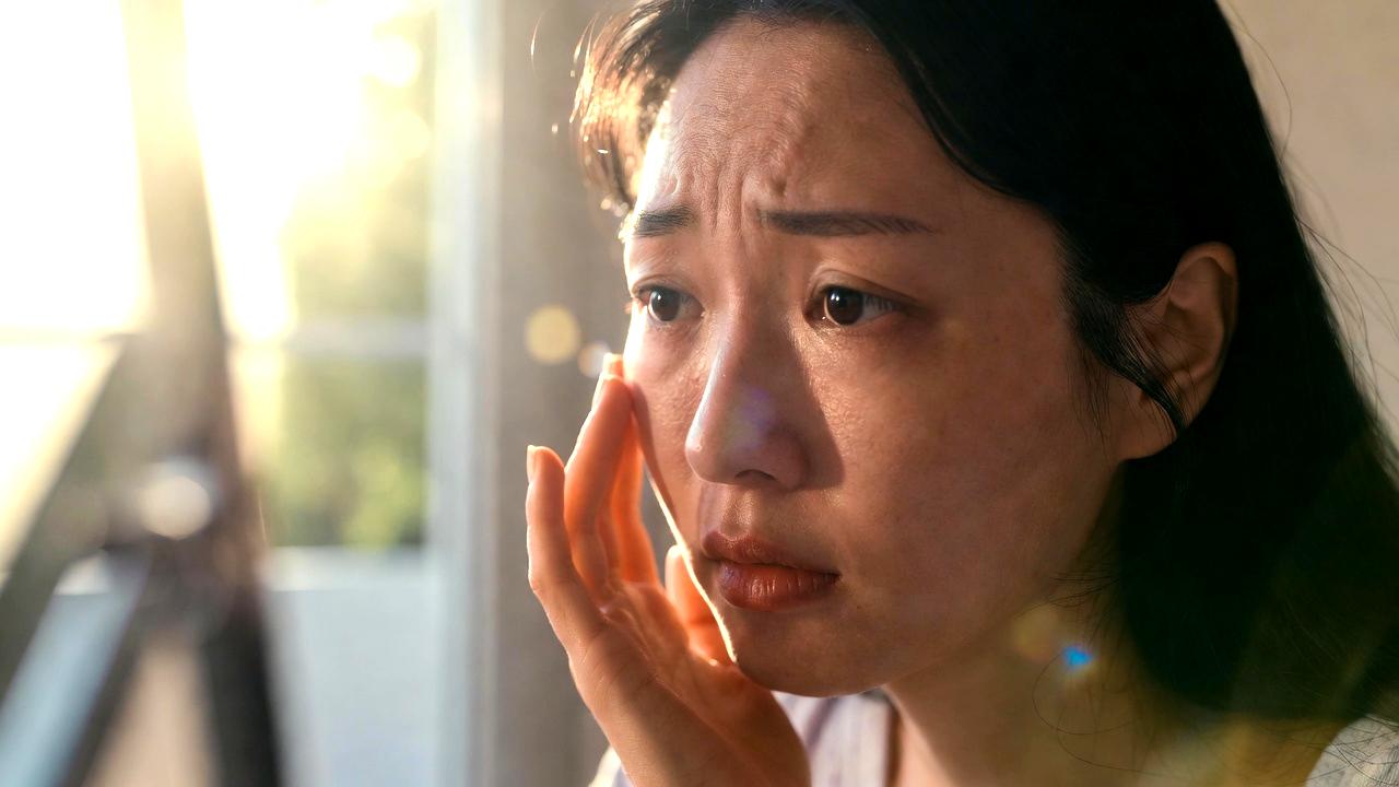 目元のシワと疲れ顔の関係を解説するイメージ