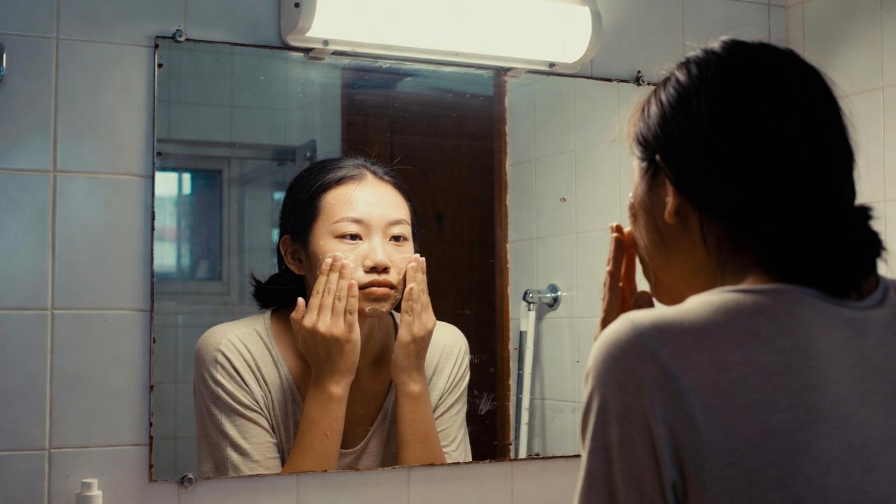 手のシワの原因と日常スキンケアの基本を解説するイメージ