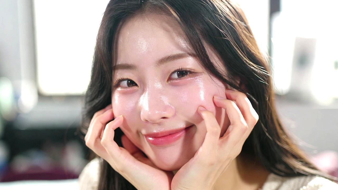 目元クリームでエイジングケアをしているイメージ