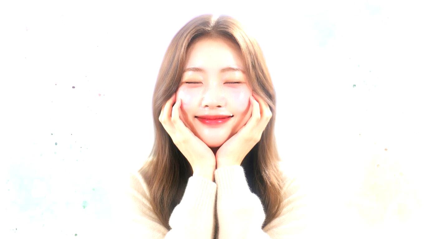 リップメイク前に保湿ケアをしているスキンケアイメージ