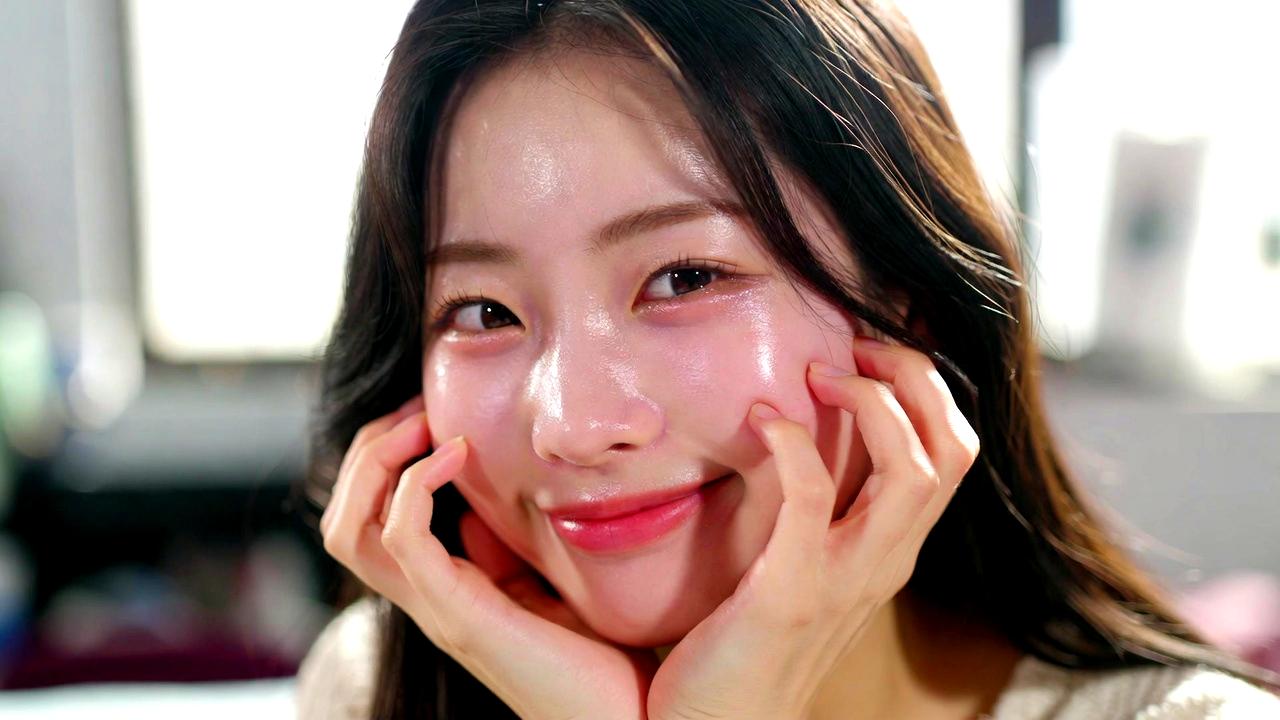 お風呂上がり直後にタオルを巻いてスキンケアを意識する女性の様子