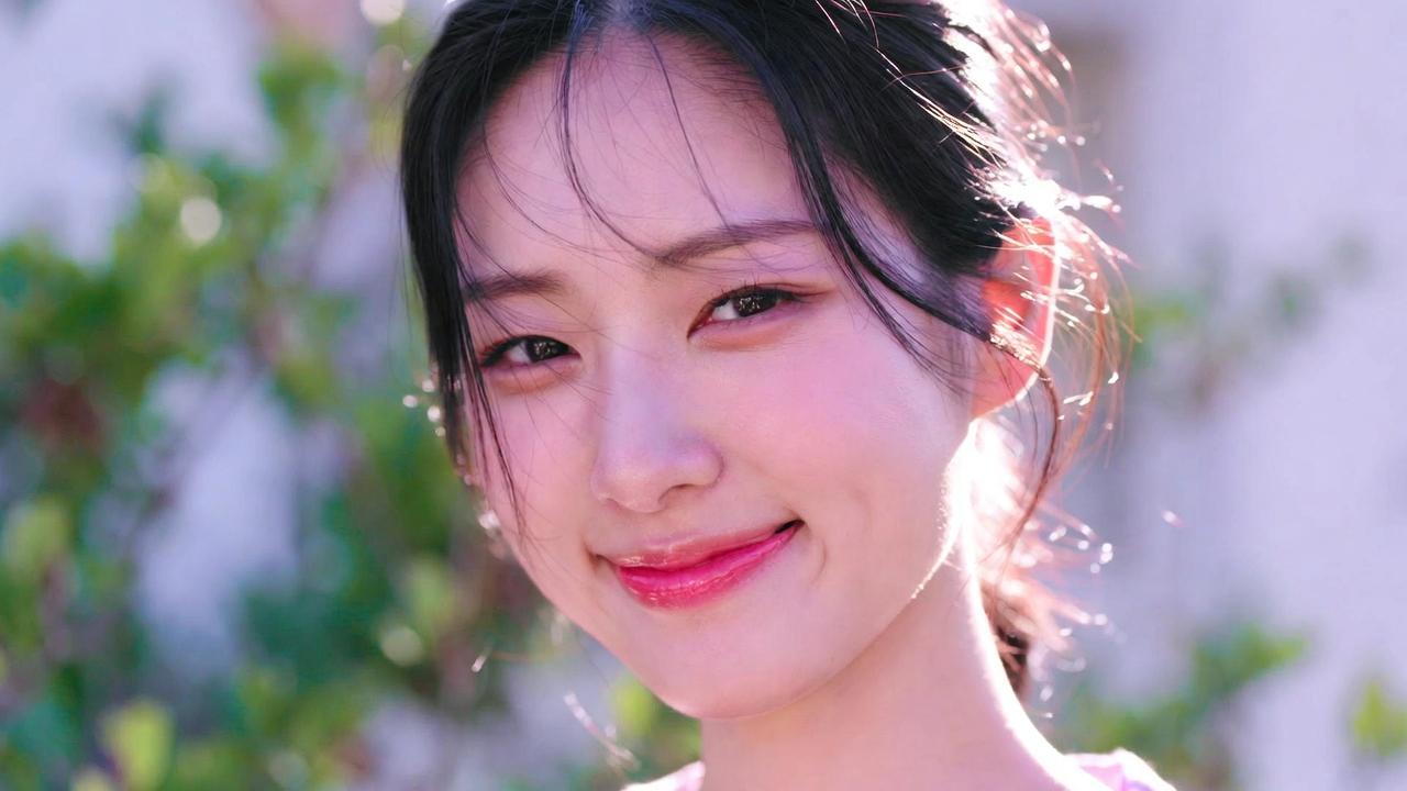 引き算メイクで童顔から大人顔へ垢抜けたビフォーアフターイメージ