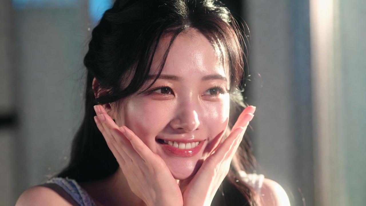 落ち着いた雰囲気でスキンケアをする上品な女性の夜時間