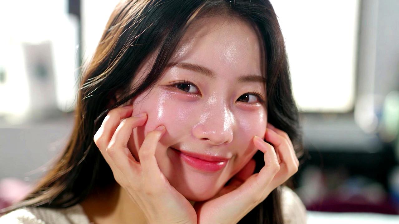 乾燥と紫外線ダメージで手の甲のシワが深くなる様子