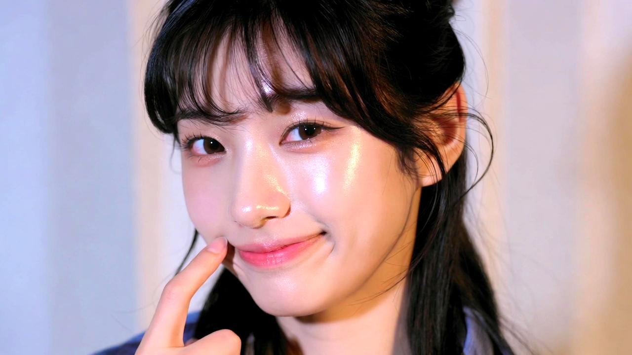 目元のたるみを引き上げて中顔面短縮を叶えた洗練された大人女性のメイクイメージ