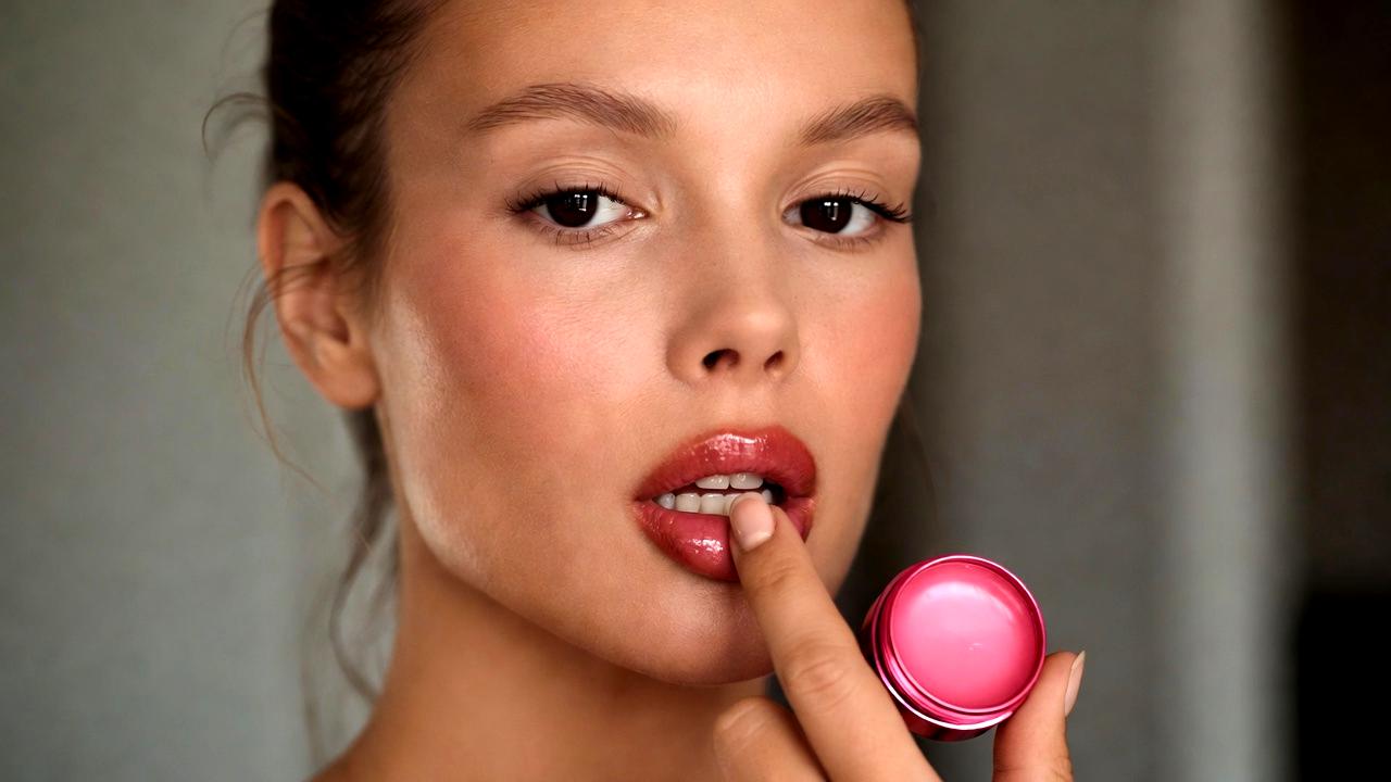 ツヤとマットの異なる質感リップを比較した唇のイメージ