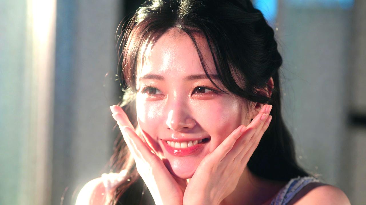 シミやシワ、たるみに悩む女性の肌クローズアップ