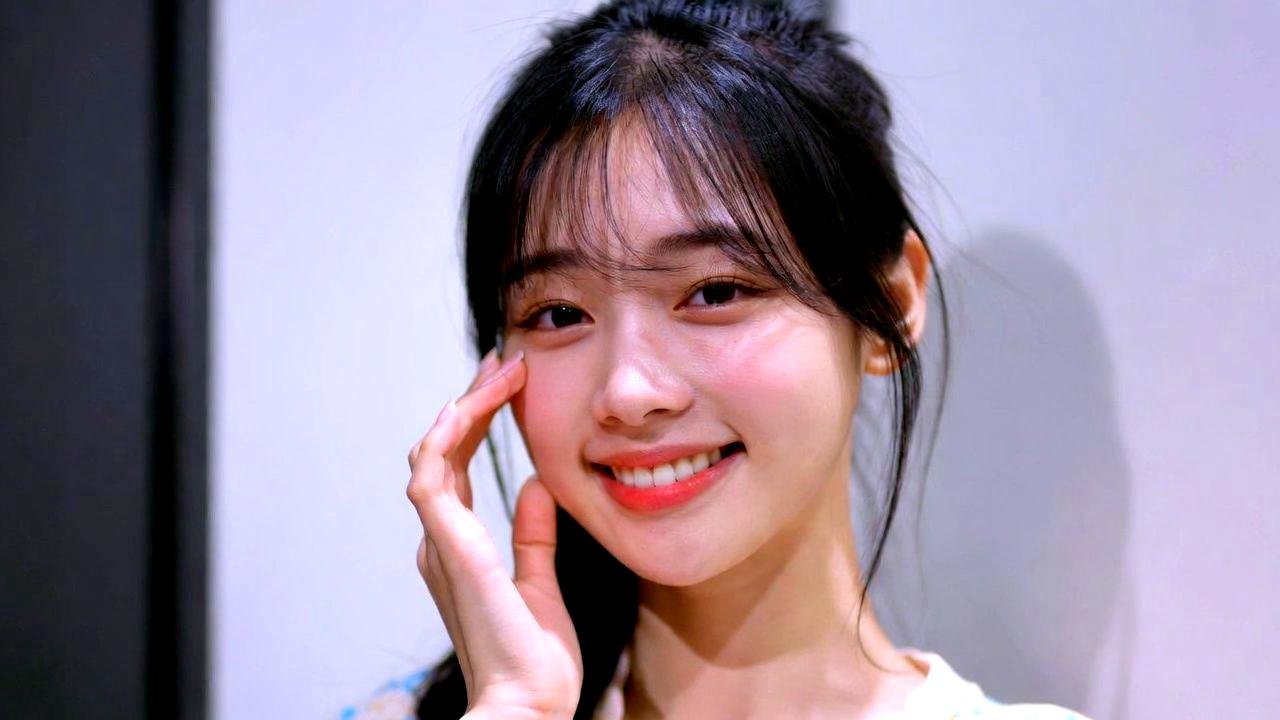 顔のマッサージと骨格ケアで目元を整える様子