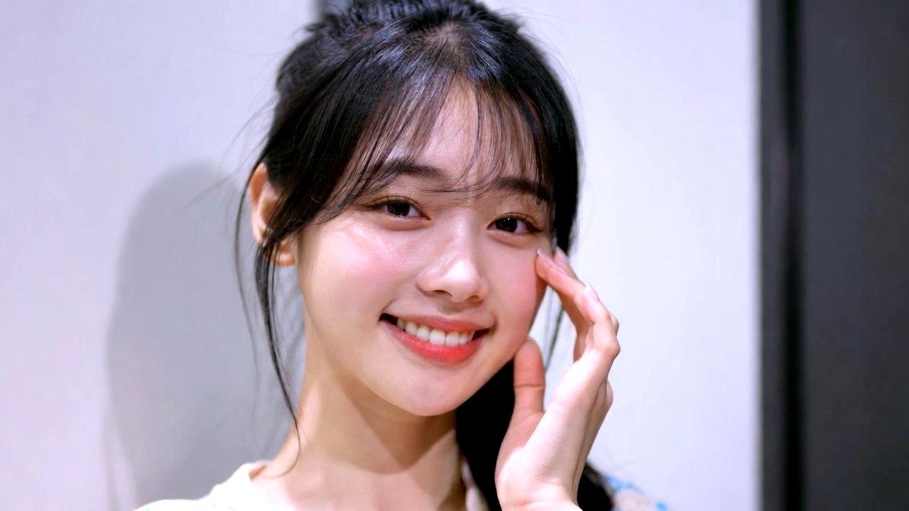 薬指で軽くタッピングしながら目元に塗布する様子