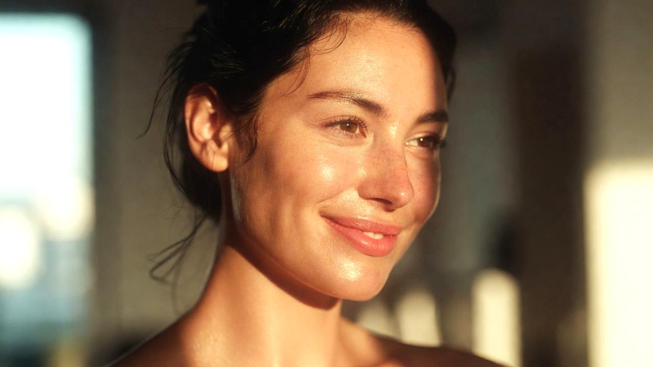 日常的にハンドケアをしている女性の手元