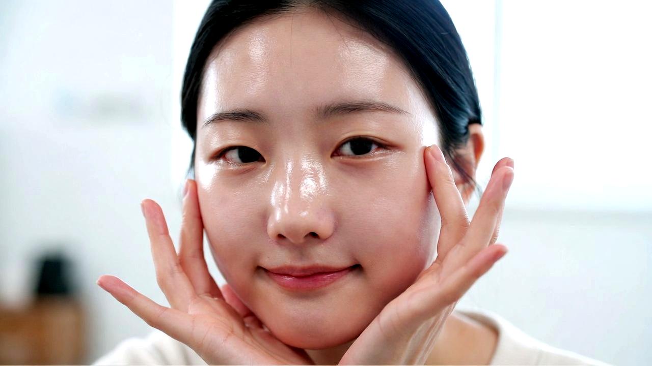 しわの目立つ手の甲をケアする前後のイメージ