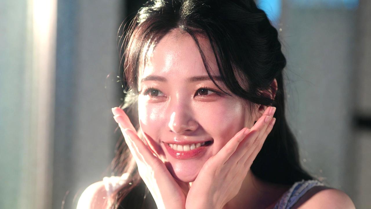 潤いに満ちた美しい肌で微笑む女性のクローズアップ