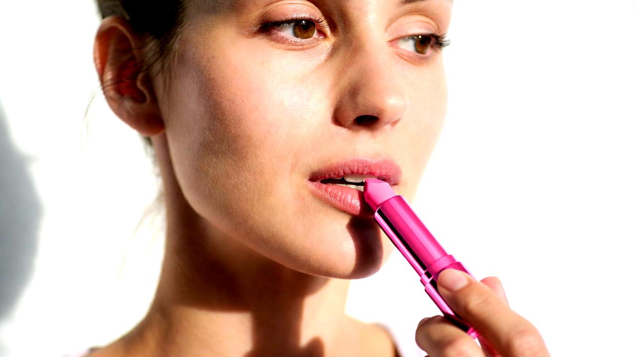 指でぼかして自然な血色感を出すリップメイクのテクニック