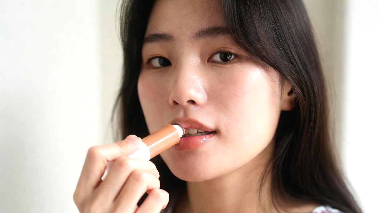 2026年トレンドの透け感カラーとツヤ感リップを並べた韓国風メイクイメージ