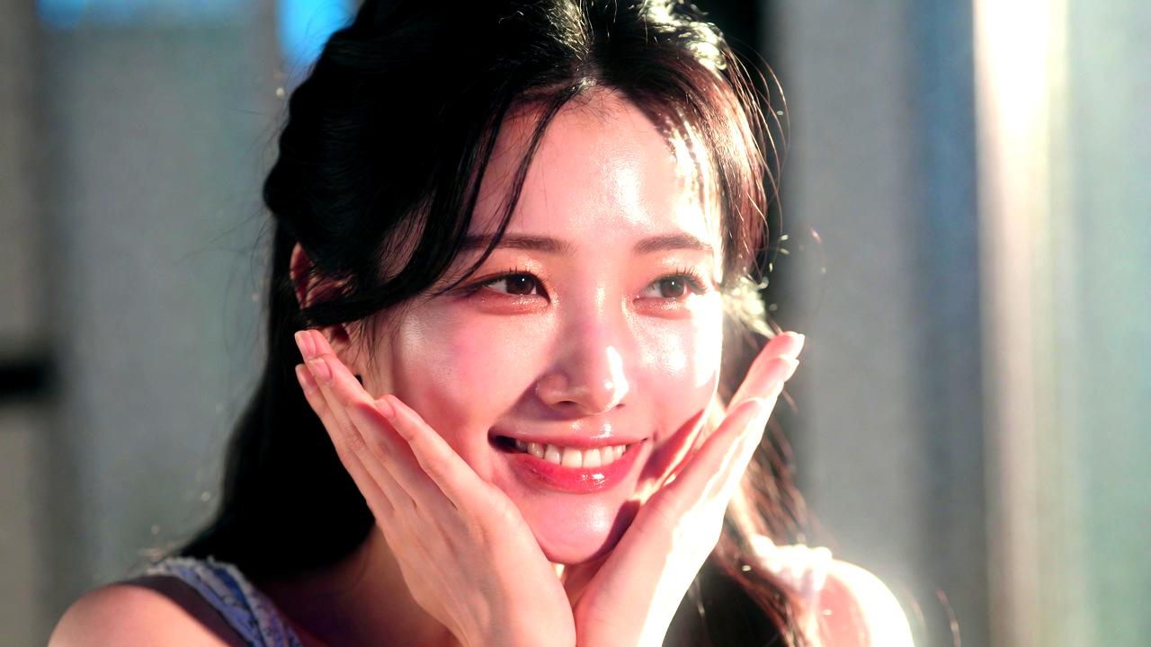 乾燥に悩む肌から潤いある美肌へと変わる前向きなイメージ