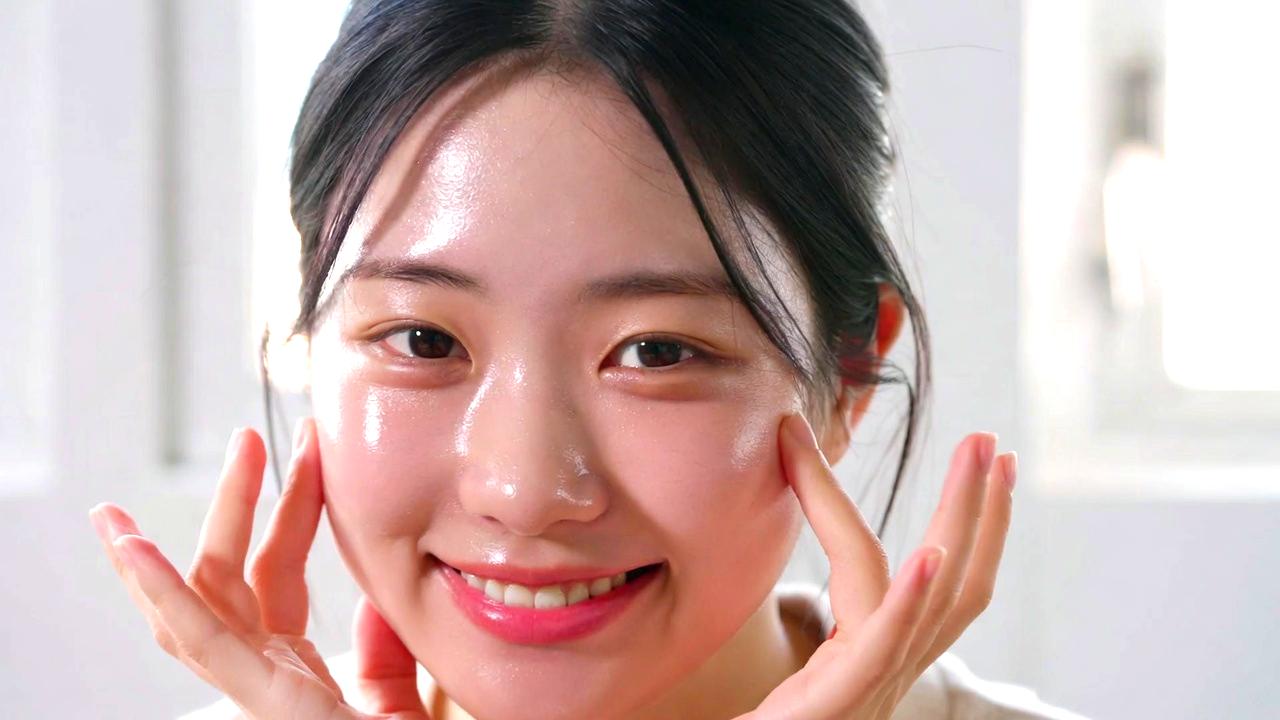 保湿力の高いハンドクリームを手に取るイメージ