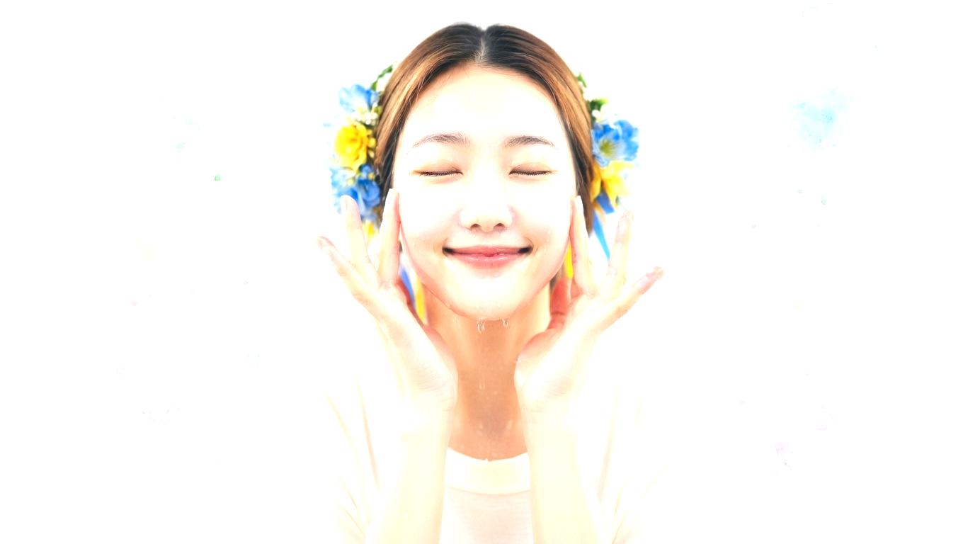 こすらずに目元へ優しくアイクリームを塗る美しいスキンケアシーン