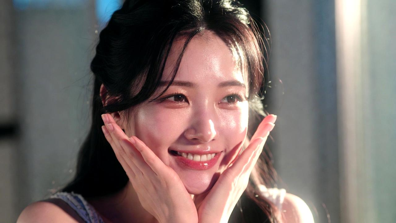 夜のスキンケアで目元を整えるナイトルーティンのイメージ