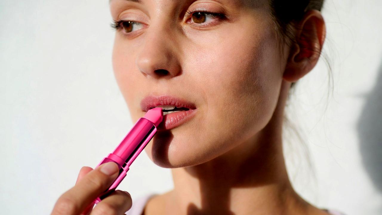 ツヤ感のある韓国風リップで血色感のある唇を演出した口元