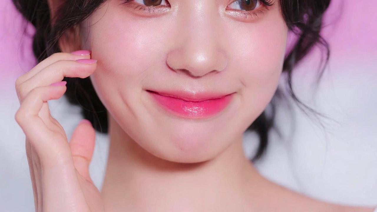 紫外線が肌に与えるダメージと光老化の仕組みをイメージしたビジュアル