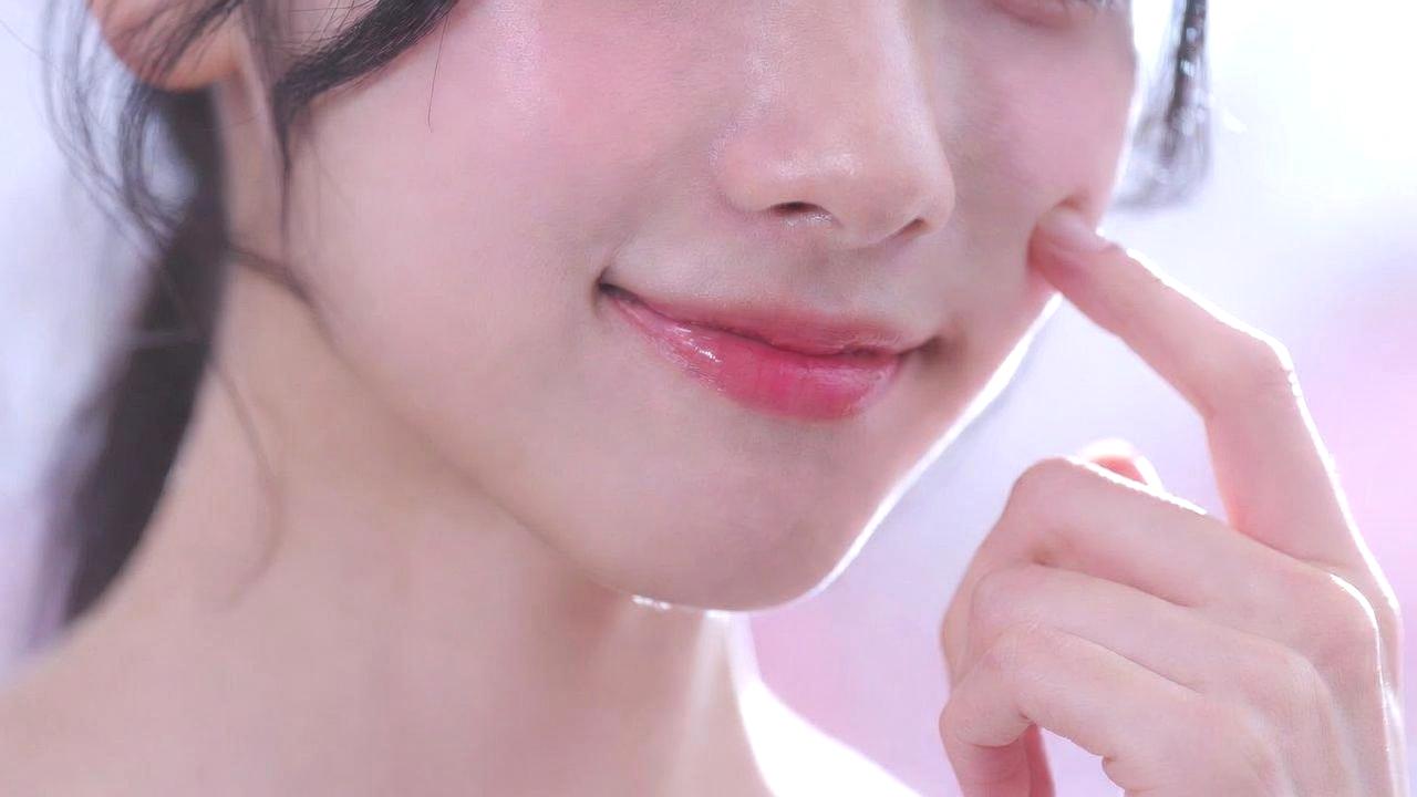 優しく洗顔しながら肌を守るスキンケア習慣のイメージ