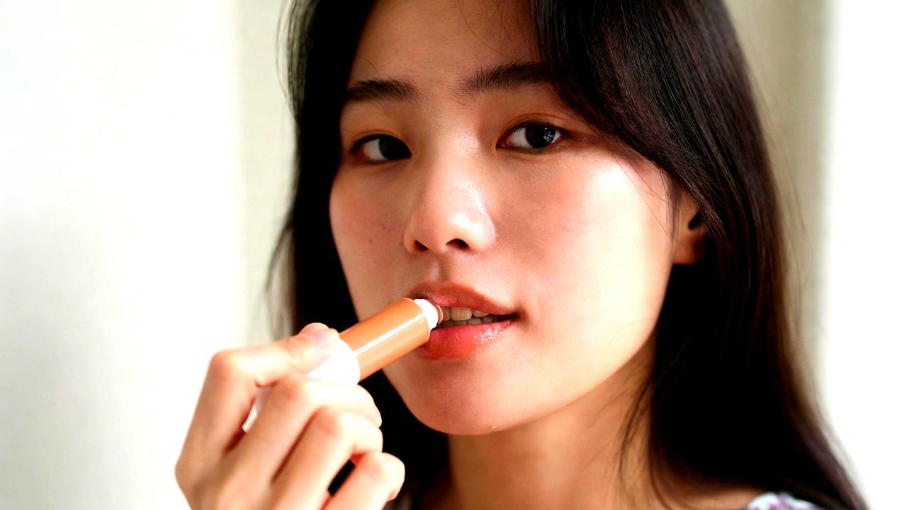 韓国風うさぎ化メイクでふんわり可愛い印象の女性の顔アップ