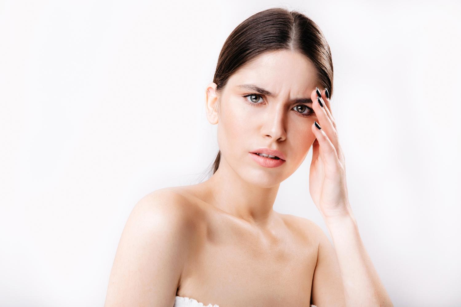 童顔が盛りすぎメイクで幼く見えてしまう理由を解説するイメージ