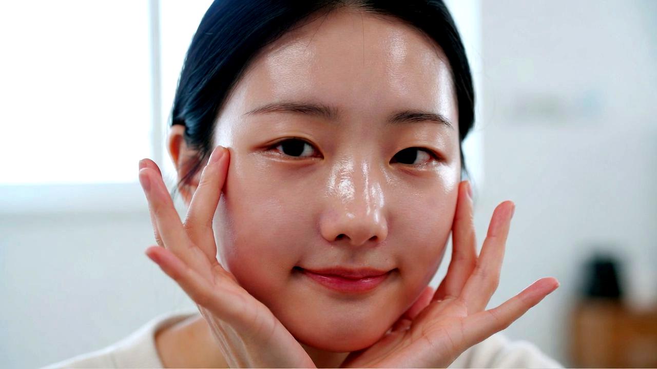 クレンジングと洗顔で肌を整える様子