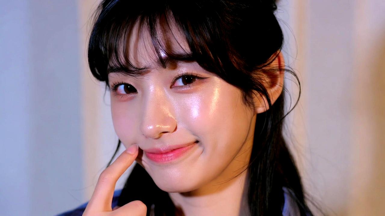 メイク前のスキンケアで目元のたるみを防ぐケアの様子