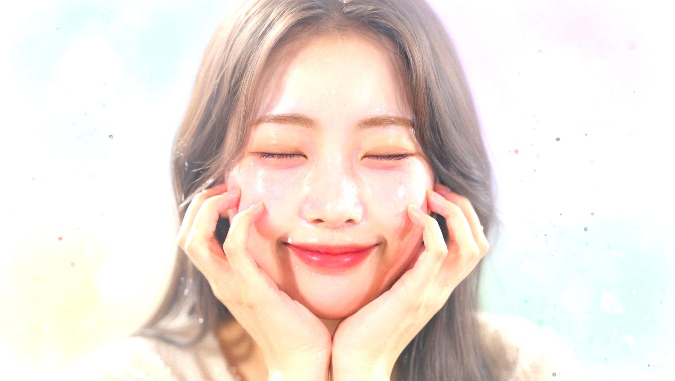 化粧水や乳液を使って丁寧に保湿ケアする女性の手元