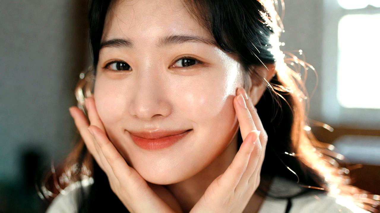 目元のクマとシワが改善し明るく若々しい印象になった女性のイメージ