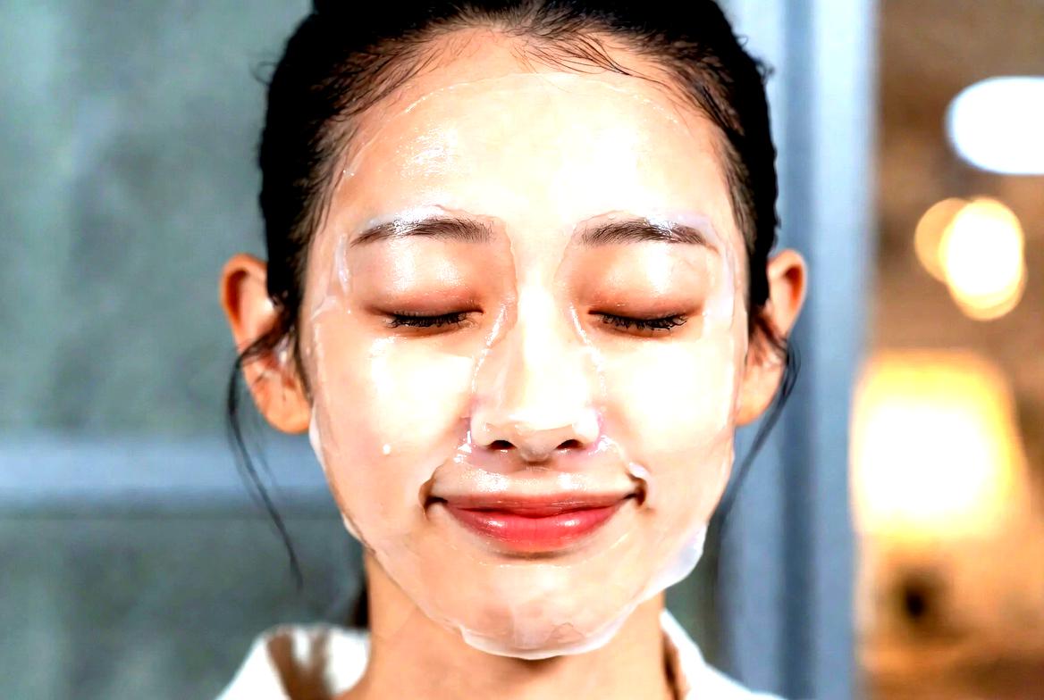 やさしく触れるだけで美しい目元を保つスキンケアを表現した上品な女性のイメージ