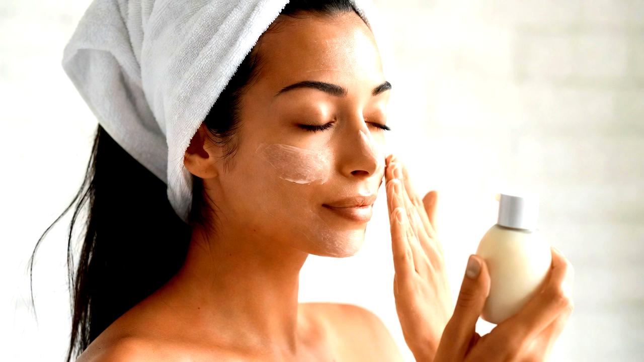 フェイスマスクでしっかり保湿ケアをする女性のリラックスシーン