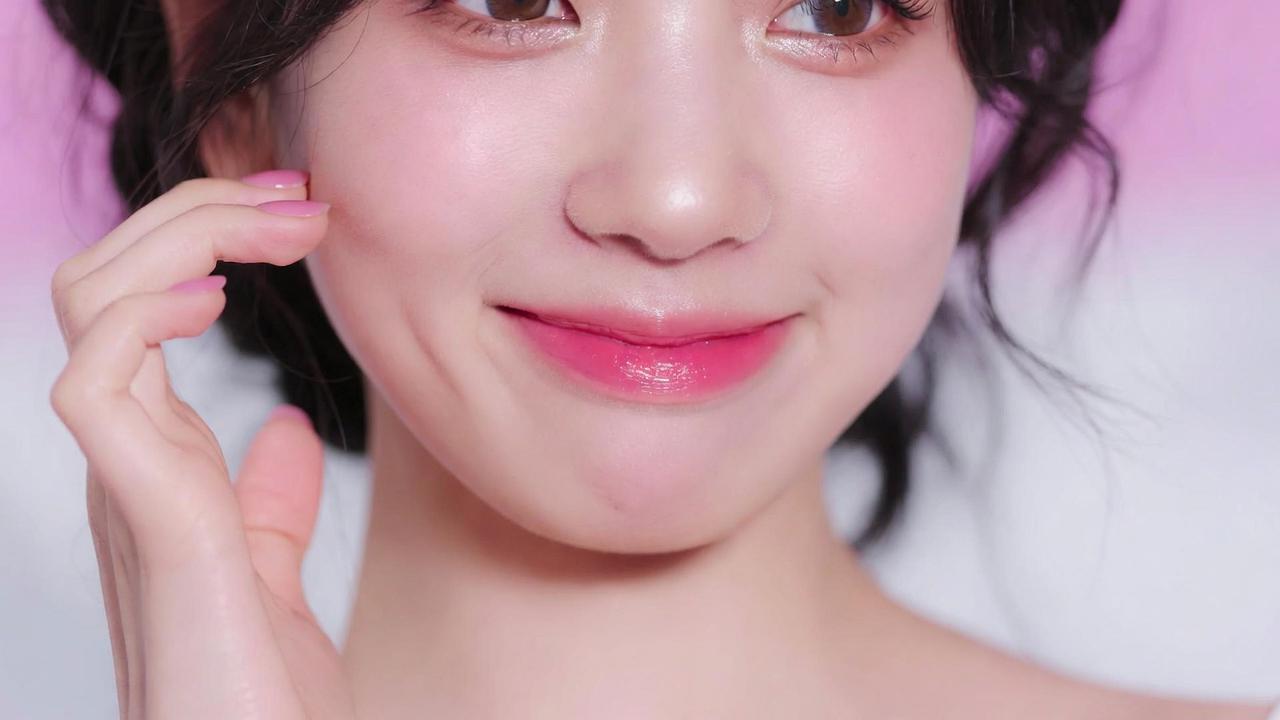 目元を強くこすってしまい負担をかけている様子のイメージ