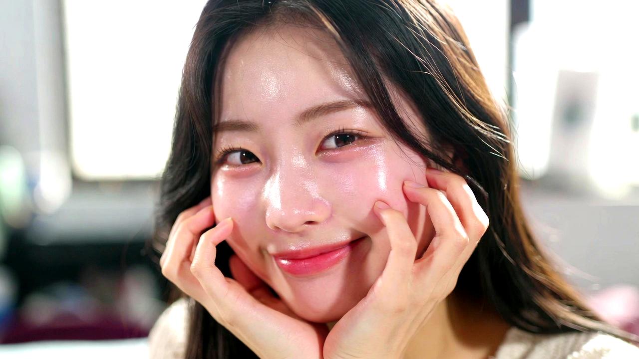 暖房で乾燥した室内で肌のつっぱりを感じる女性のイメージ