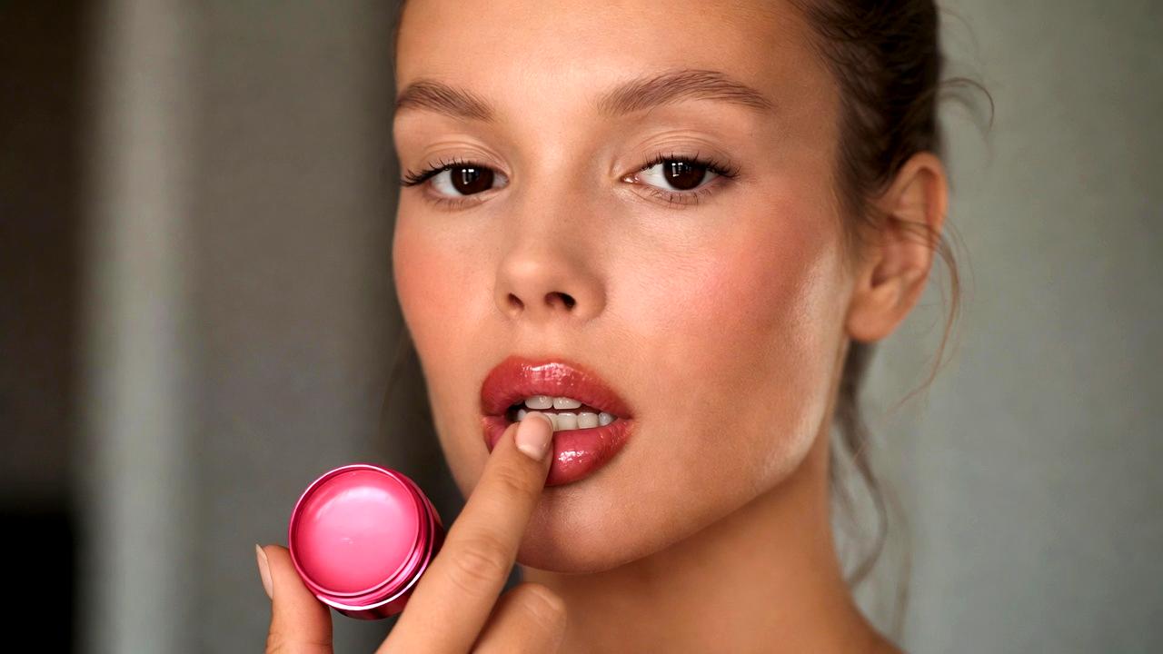 ナチュラルな血色を長時間キープするティントリップの使用イメージ