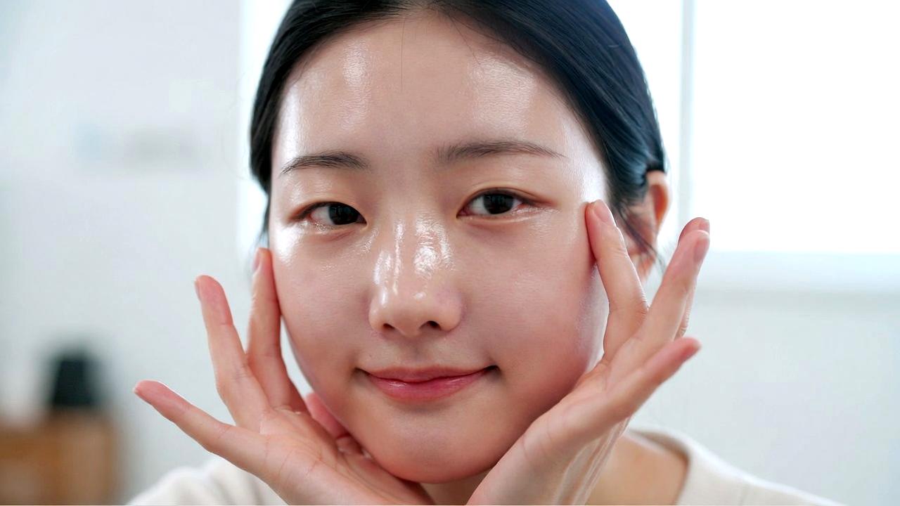 目元をこすることでクマやシワが悪化する原因を解説するイメージ