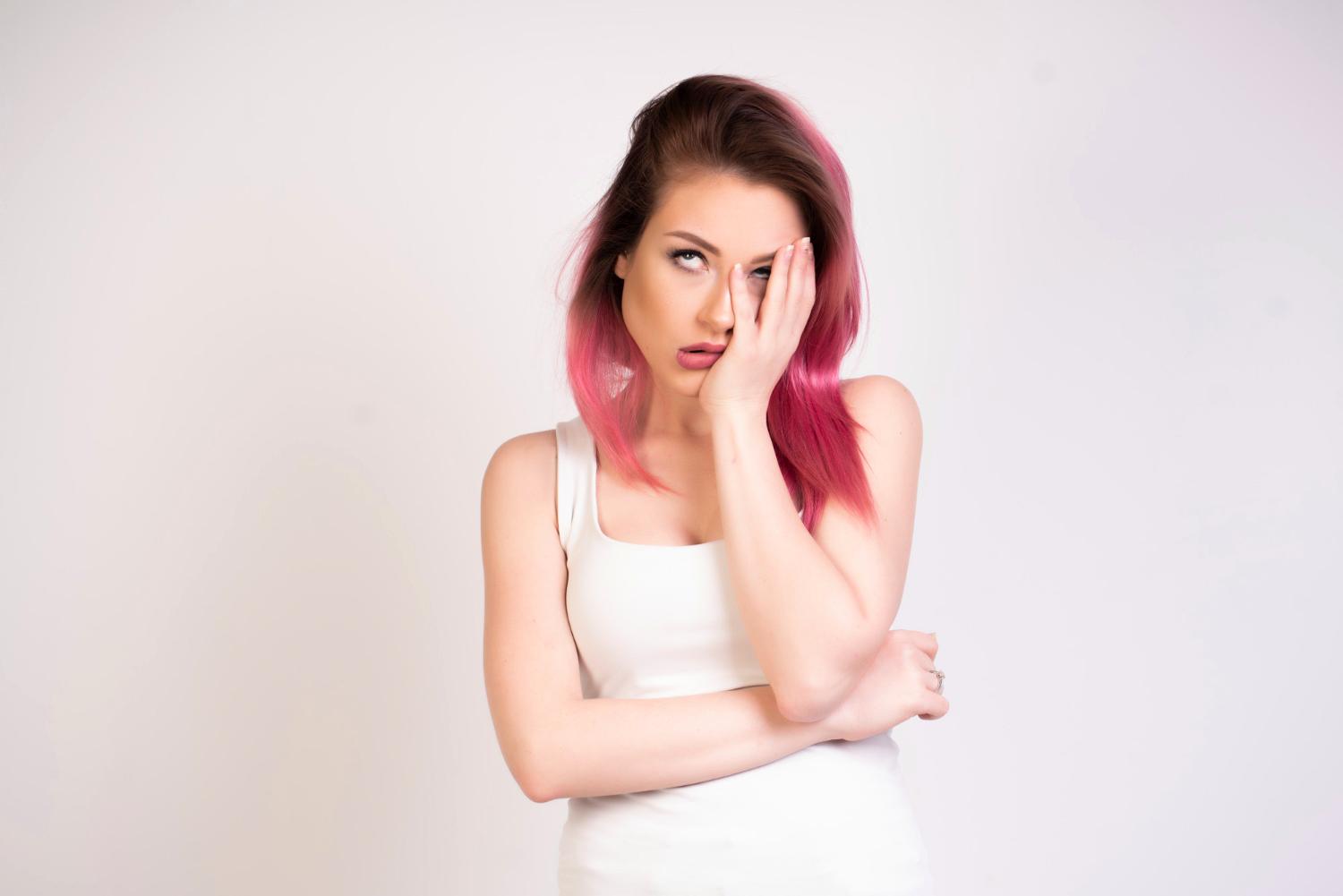 眉メイクで印象を引き締め大人っぽさを演出した顔のイメージ