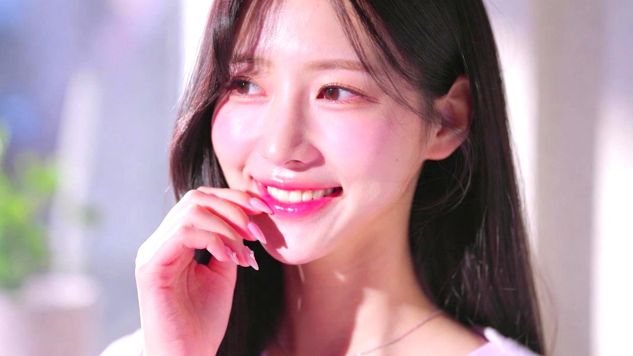 シェーディングとハイライトで立体感を出すメイクアップの様子