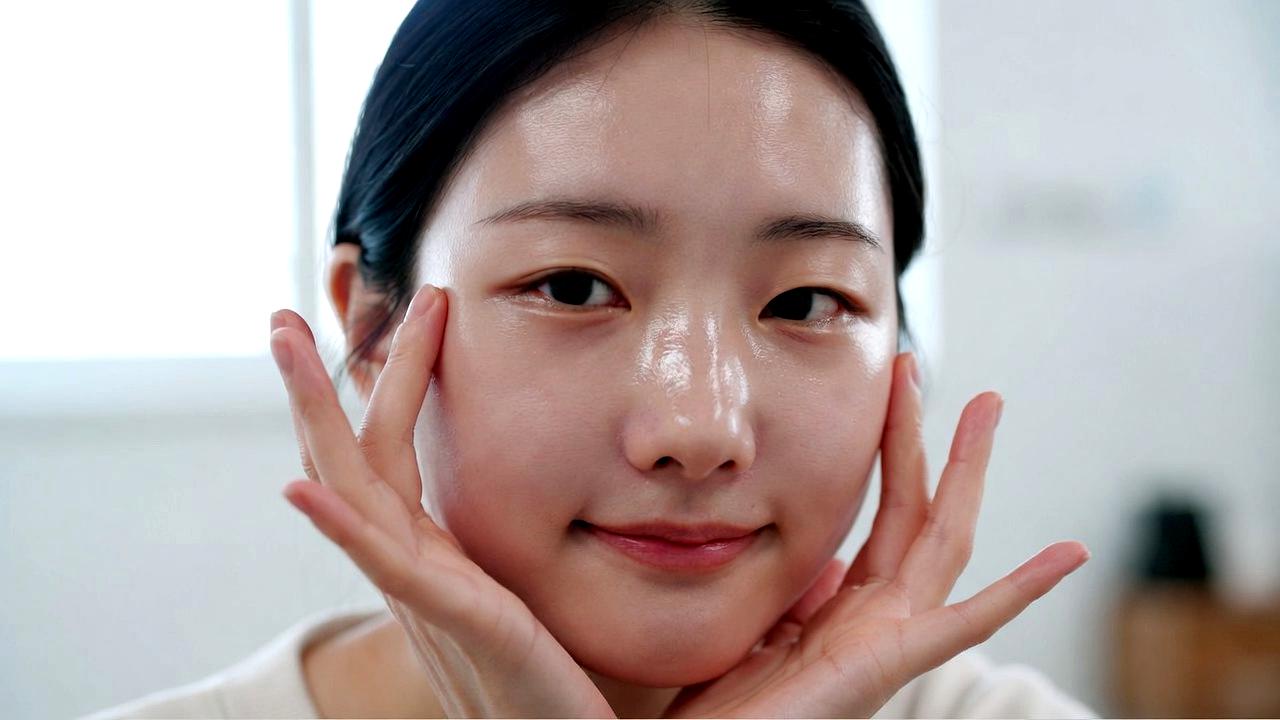 化粧水や乳液でしっかり保湿しているスキンケアシーン