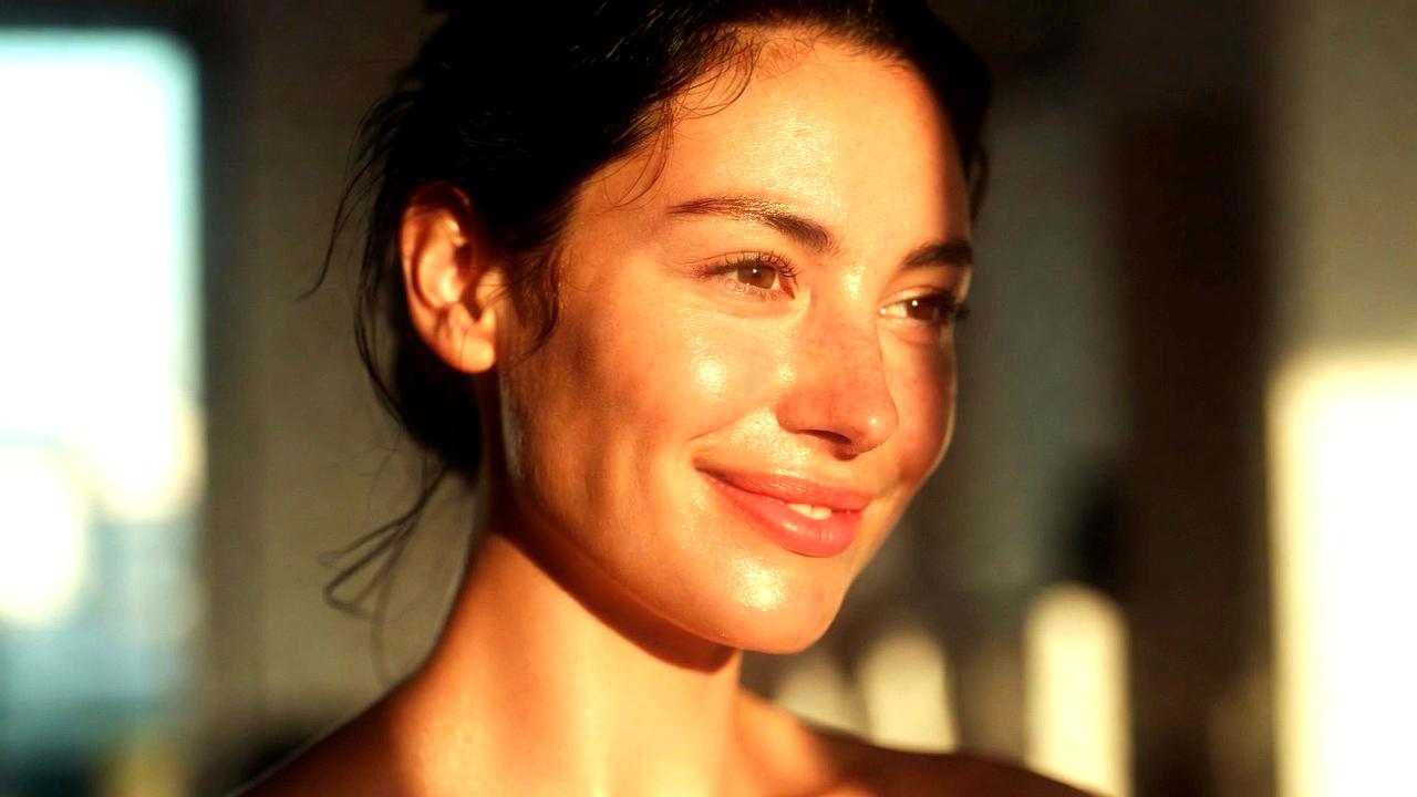 夜のスキンケアでほうれい線をケアする上品で美しい女性のナイトルーティン