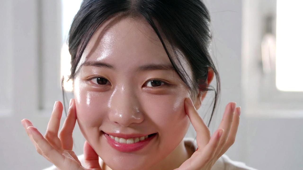 紫外線が肌の奥に蓄積していく光老化の仕組みを表した図解