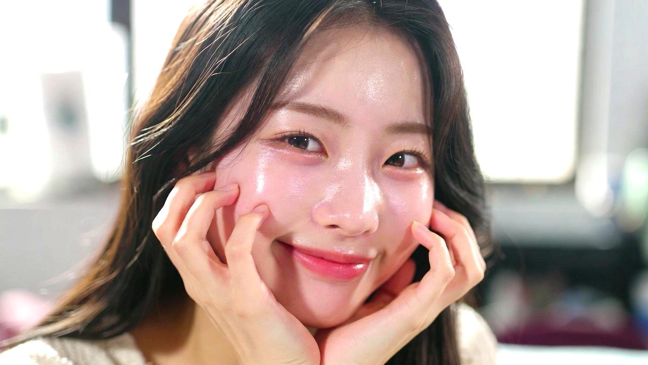 しっとりと潤った目元の美しさを感じる女性の横顔