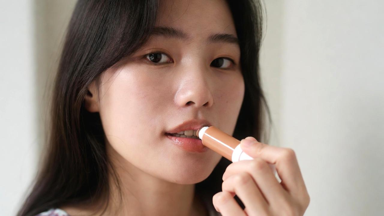 リップケアで潤いを保ちメイクを長持ちさせるイメージ