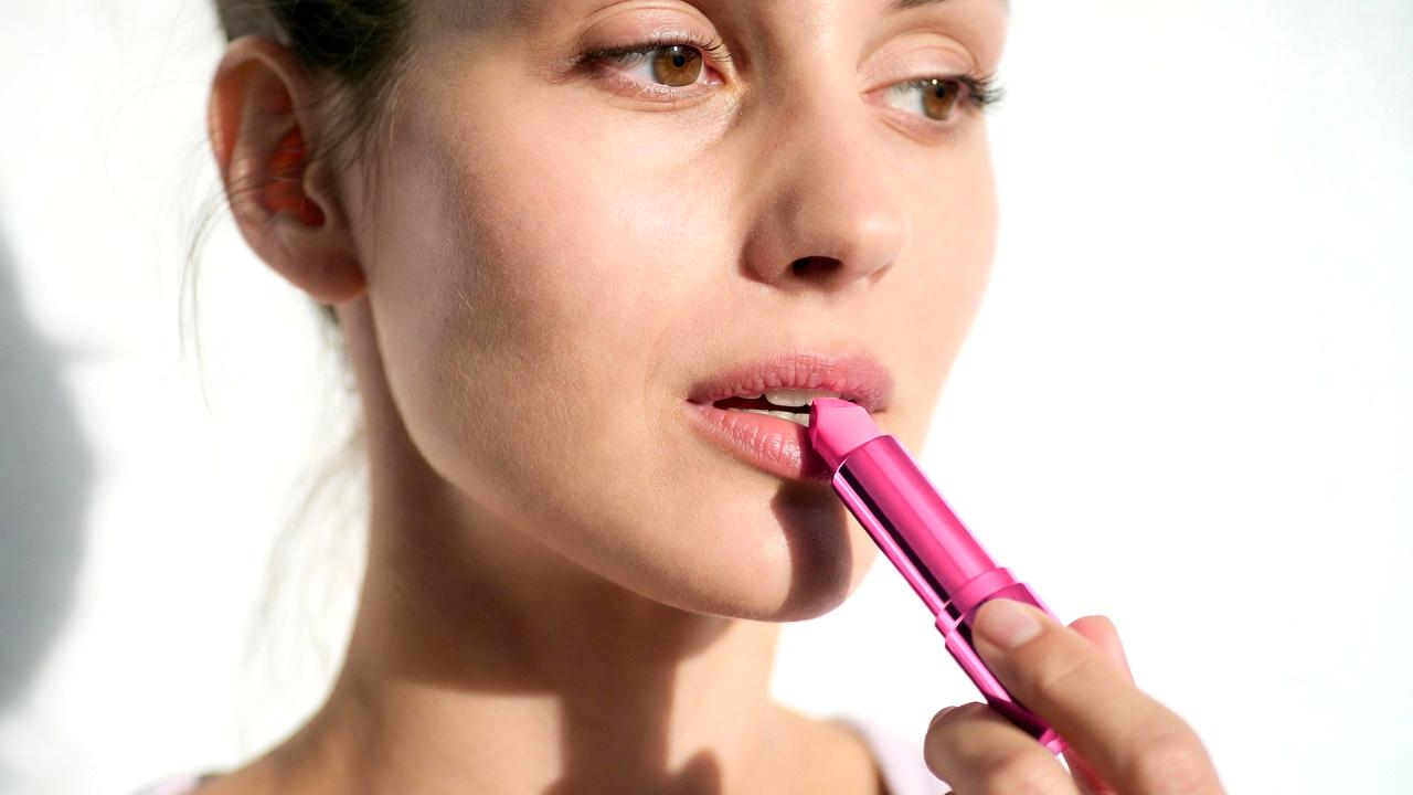 粘膜リップで仕上げた韓国風モテ顔の女性の自然なツヤ唇と洗練されたメイク