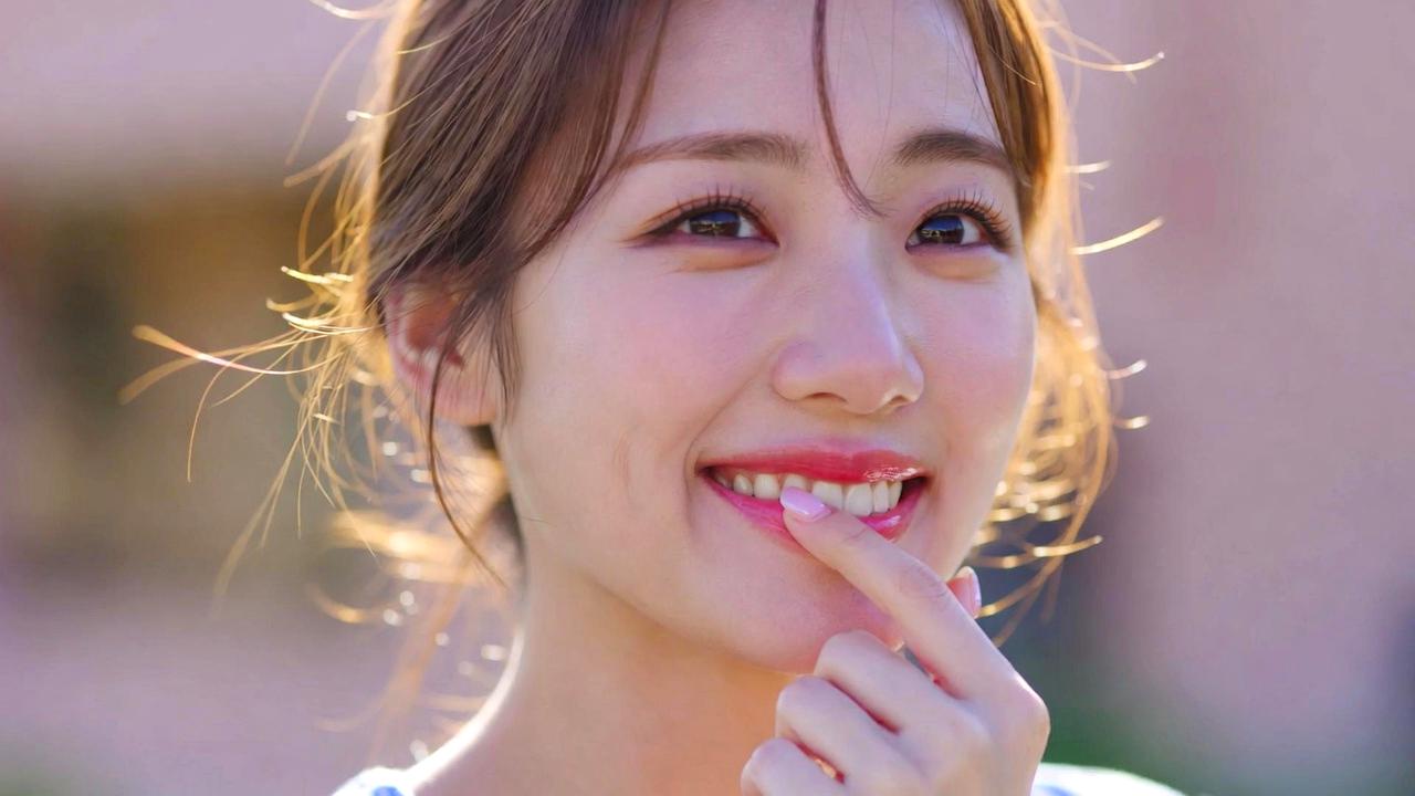 ブルベ肌に映えるローズピンクの粘膜リップを塗った上品な唇のイメージ