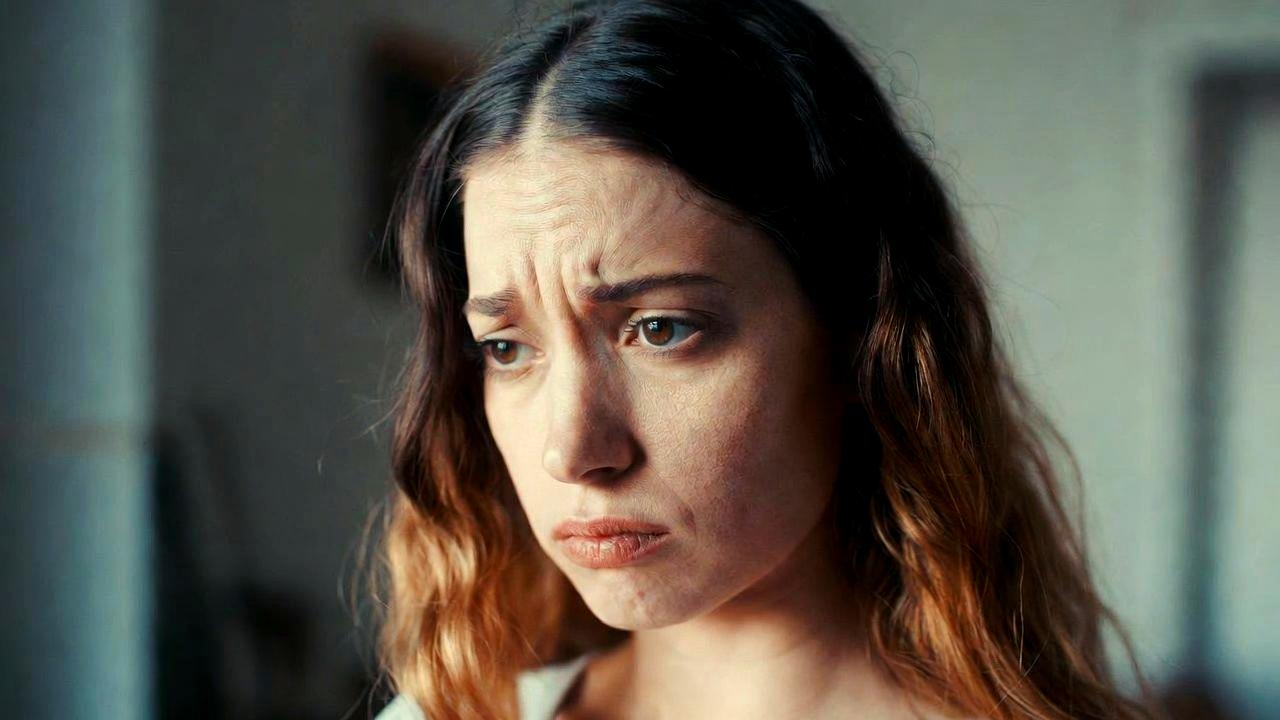 紫外線とブルーライトが肌に与える影響をイメージしたビジュアル