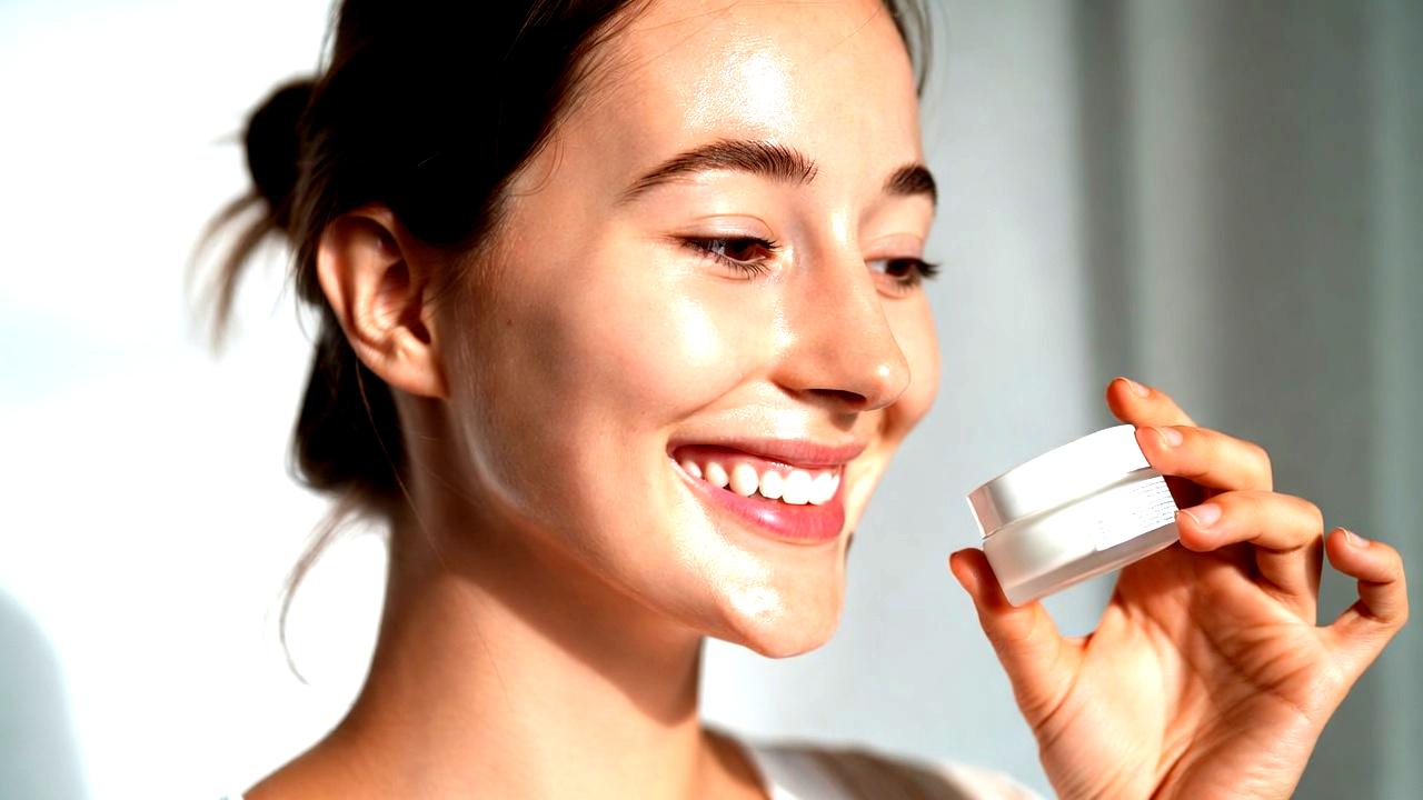 日常的にフェイスマスクを使うスキンケアの様子